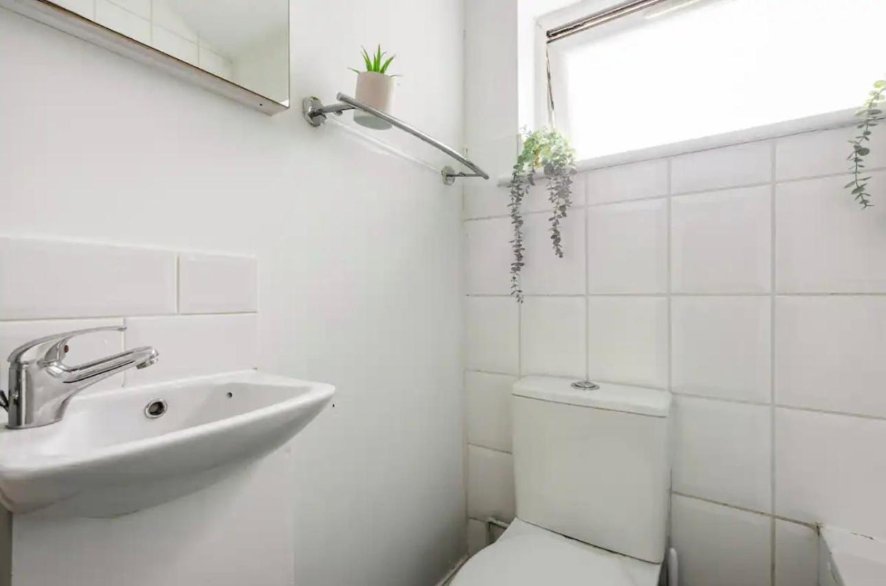 Lovely 3-Bed 20 Minutes To Central لندن المظهر الخارجي الصورة